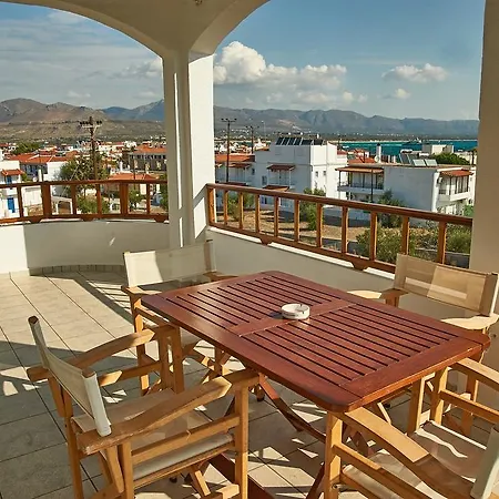 מלון דירות Aroni 4*