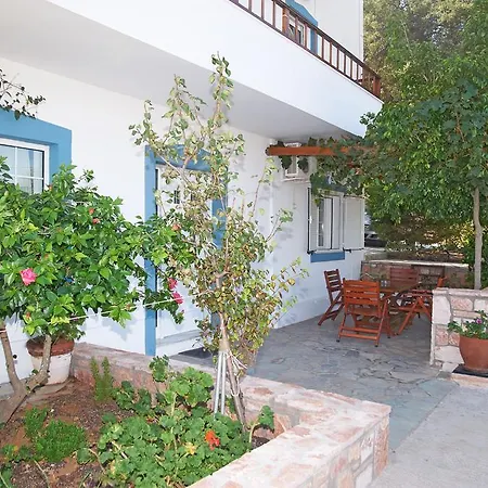 Aroni Apartahotel 4*