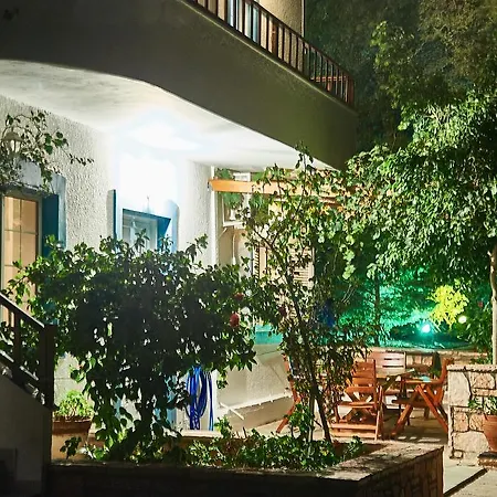 Ξενοδοχείο με διαμερίσματα Aroni